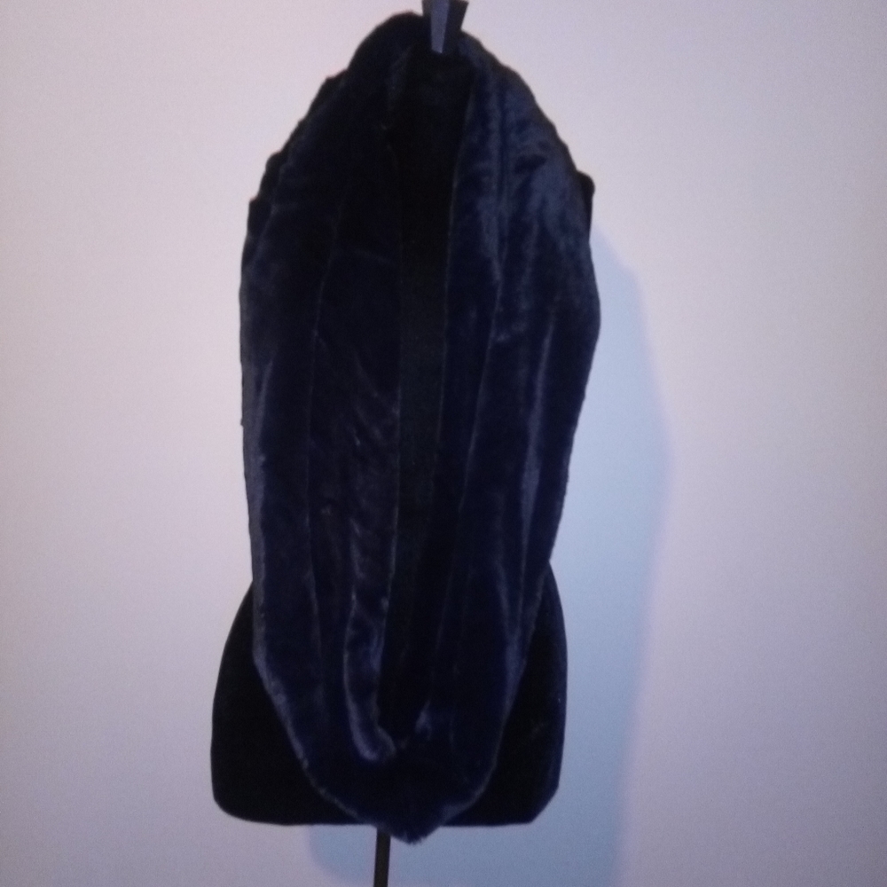 Black faux fur scarf
